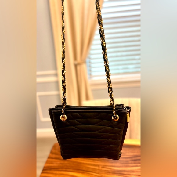 Giorgio Beverly Hills Vintage 80/90’s
Quilted Black Leather Purse Gold Hardware - Picture 17 of 17